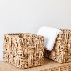 Zwei Körbe auf einem Regal