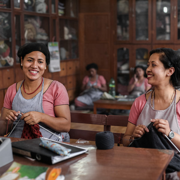 Lächelende Weberinnen aus Nepal