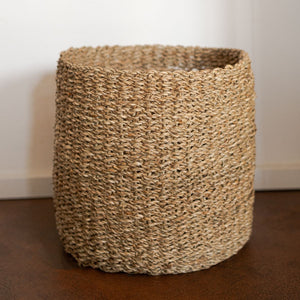 Runder geflochtener Korb Nalu im Badezimmer