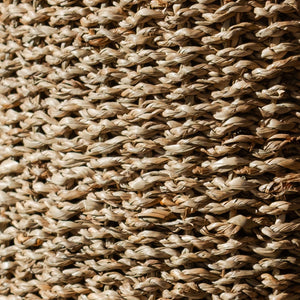 Nahaufnahme: Runder geflochtener Korb Nalu