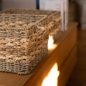 rechteckiger Korb auf Regal