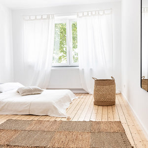 Großer Wäschekorb als Wäschesammler im natürlichen Schlafzimmer