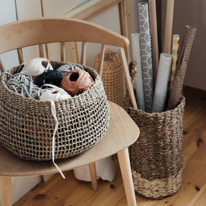 Runder Flechtkorb Bola aus Seegras, handgefertigt, dekorativ gefüllt mit Wolle, ideal als Aufbewahrung oder Wohnaccessoire