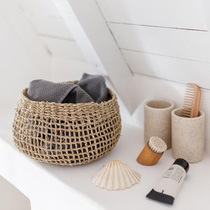 Detailaufnahme des Flechtkorbs Bola aus Seegras, zeigt die feine Handarbeit und Struktur