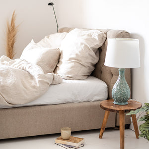 Beige Bettwäsche im natürlichen Schlafzimmer