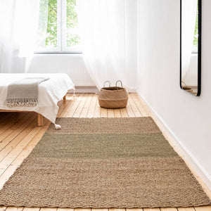 Teppich aus Seegras im Schlafzimmer mit Wäschekorb