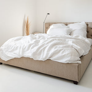 Weiße Bettwäsche im natürlichen Schlafzimmer