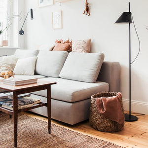 Runder Seegras Korb Mali Lawa mit Decken im Wohnzimmer