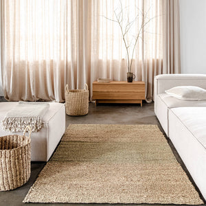 Seegras Teppich im minimalistischen Wohnzimmer mit geflochtenen Körben