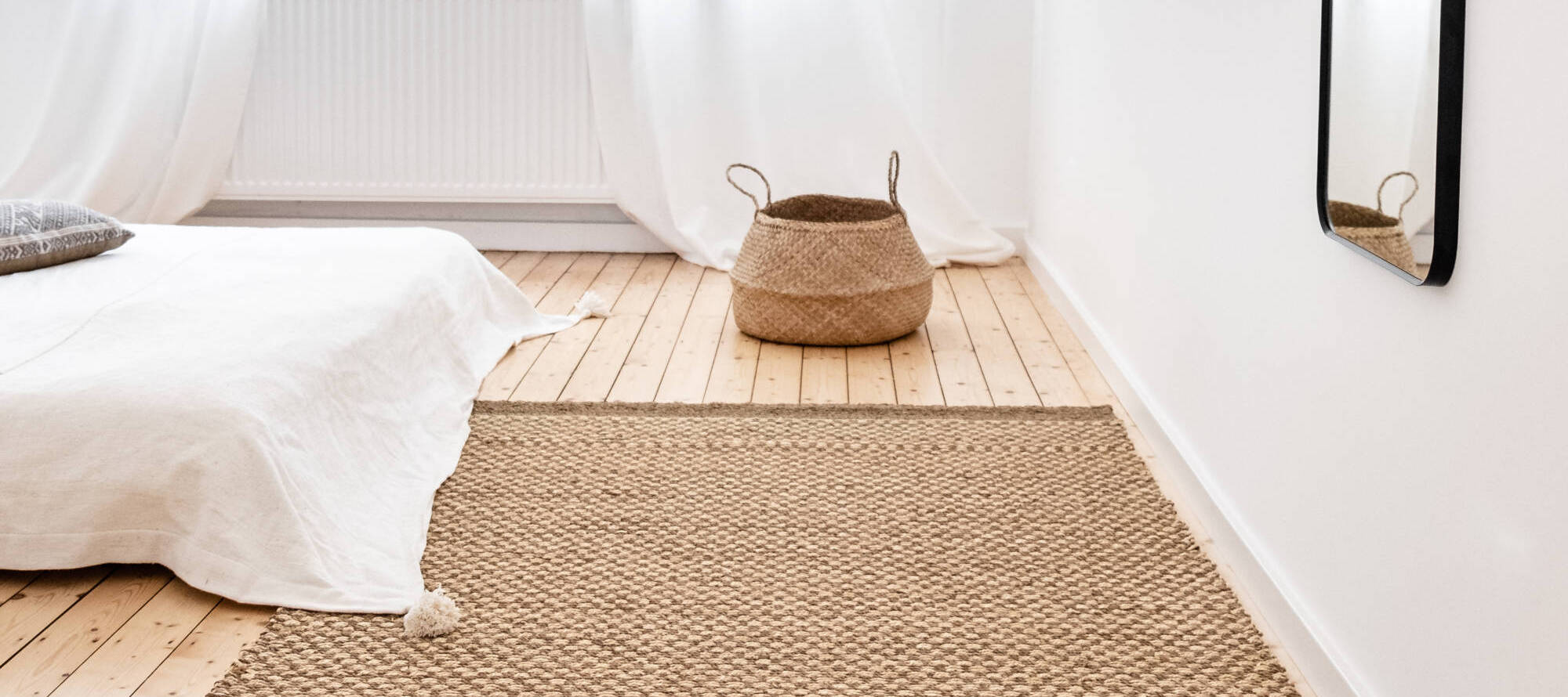 Natürliche Schlafzimmer Ideen mit Seegras Korb und Naturfaser Teppich