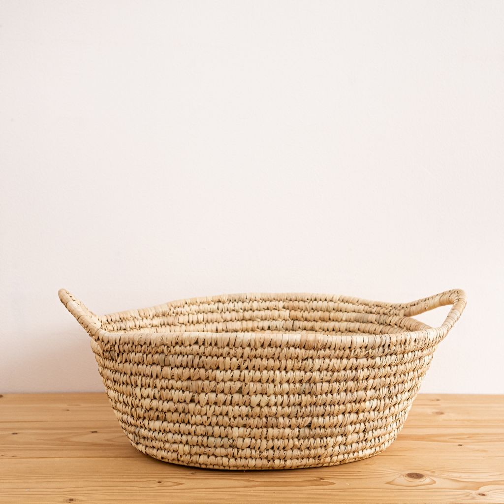 Grosser flacher Korb