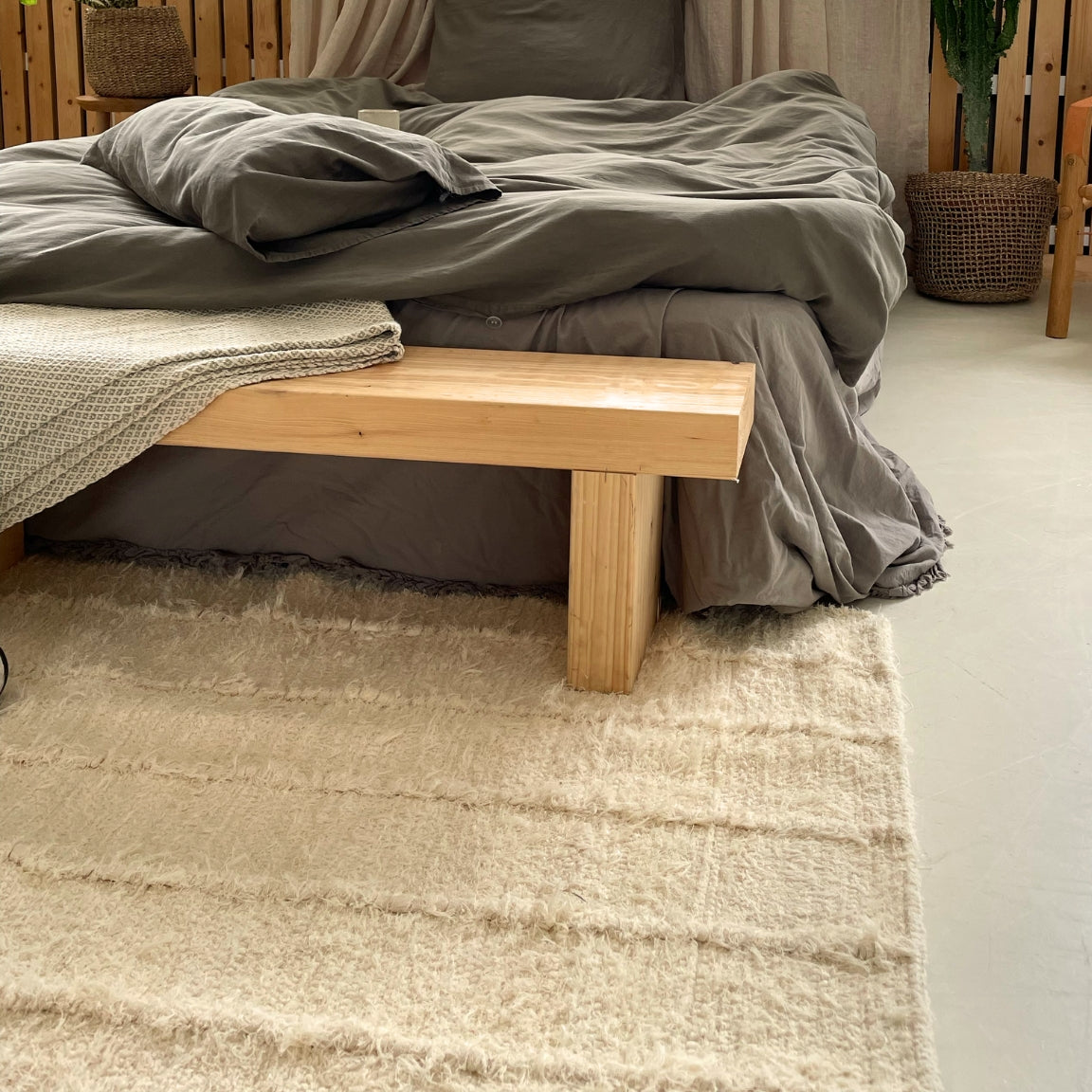 Handgefertigter Teppich Linha, verschiedene Größen