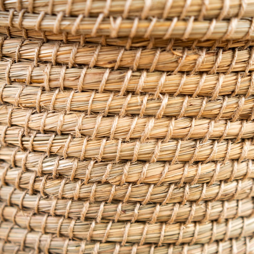 Nahaufnahme material geflochtener Wäschekorb mit Deckel