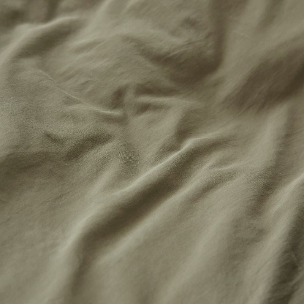 Baumwollsatin Kissenbezug in Olivgrün - Nido Botanical