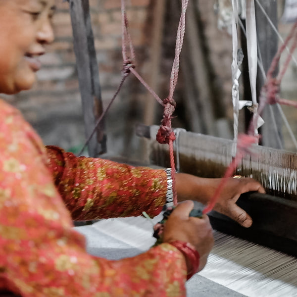 Weberin in Nepal bei der Verarbeitung von natürlichen Materialien