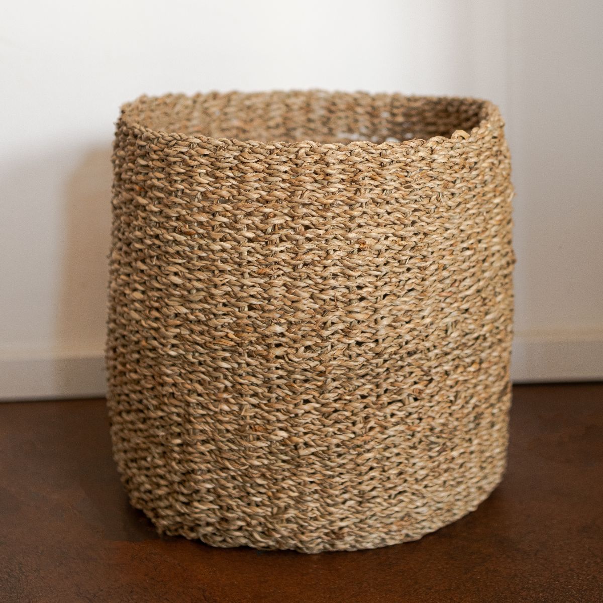 Runder geflochtener Korb Nalu im Badezimmer