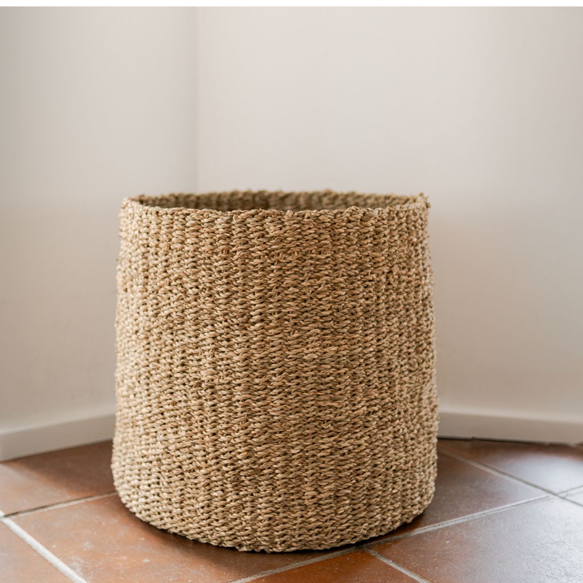Runder geflochtener Korb Nalu aus Seegras im Wohnzimmer