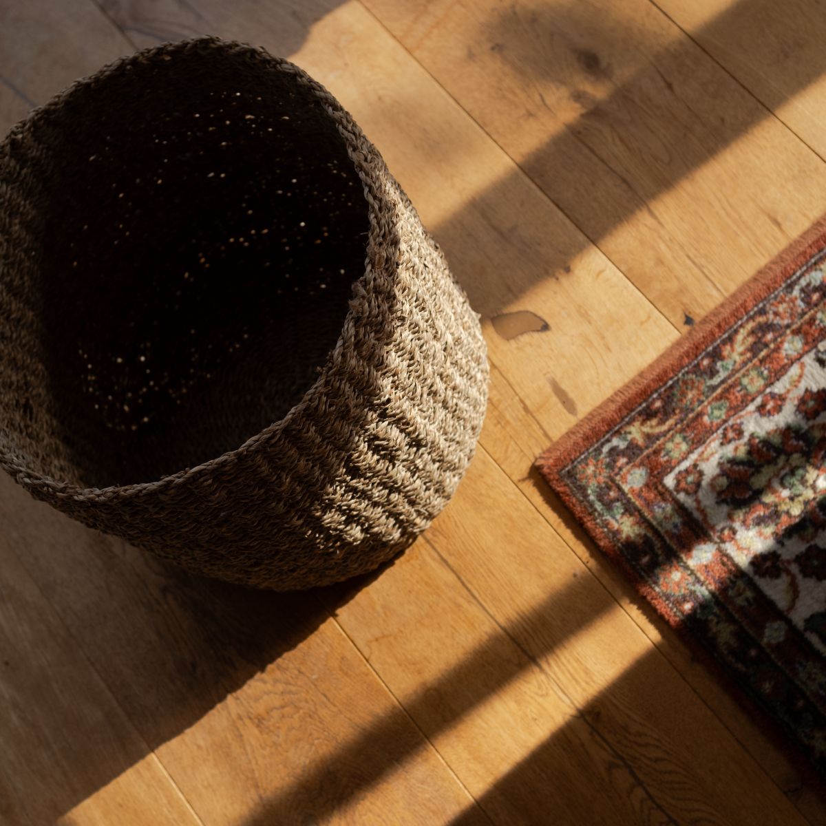 Runder geflochtener Korb Nalu aus Seegras im Wohnzimmer