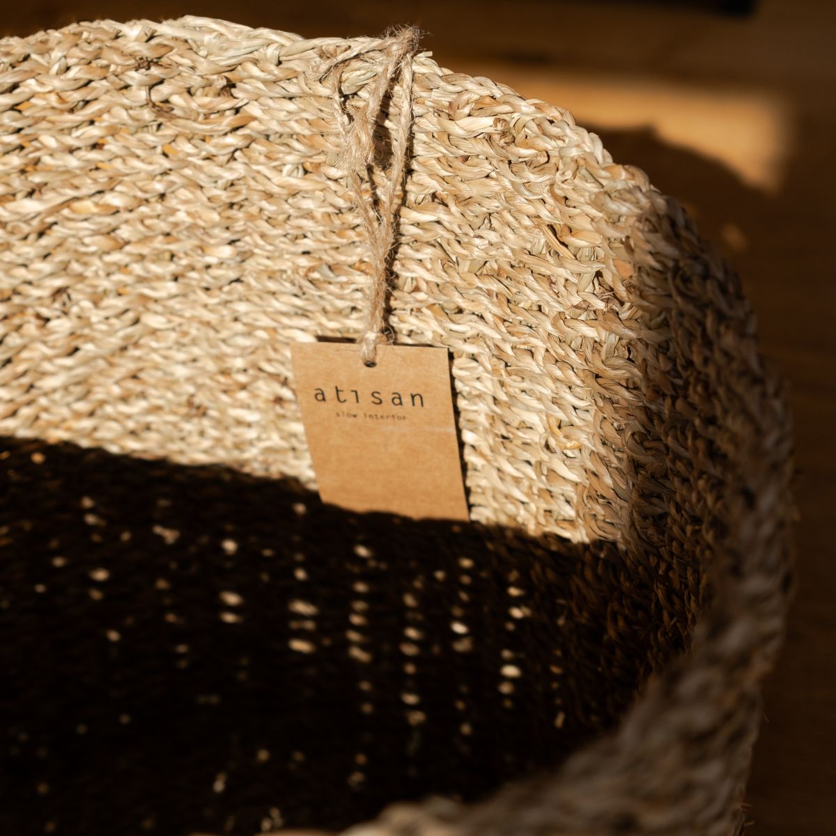 Detailansicht des runden geflochtenen Korbs Nalu aus Seegras