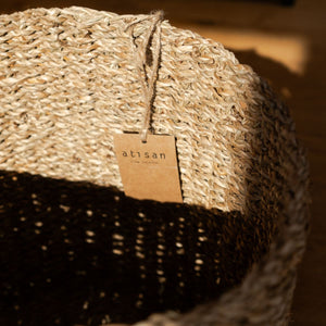 Detailansicht des runden geflochtenen Korbs Nalu aus Seegras