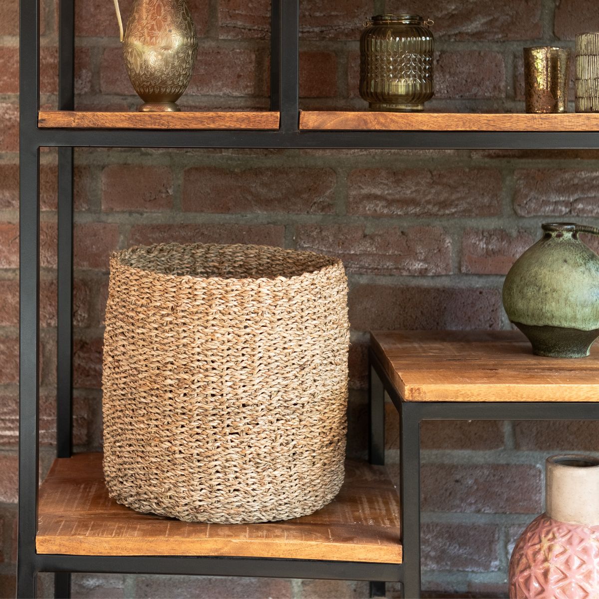 Runder geflochtener Korb Nalu aus Seegras im Wohnzimmer