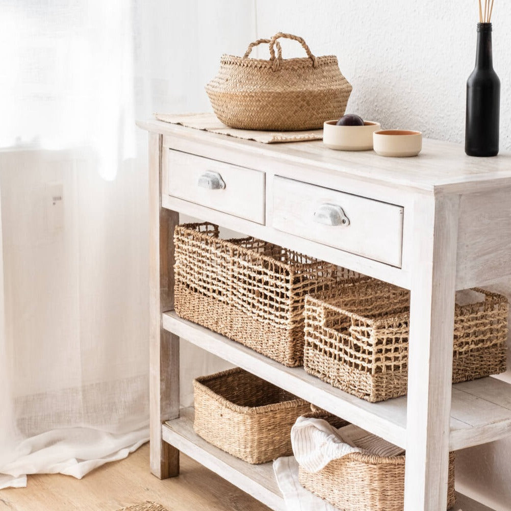 Holzregal mit Körben