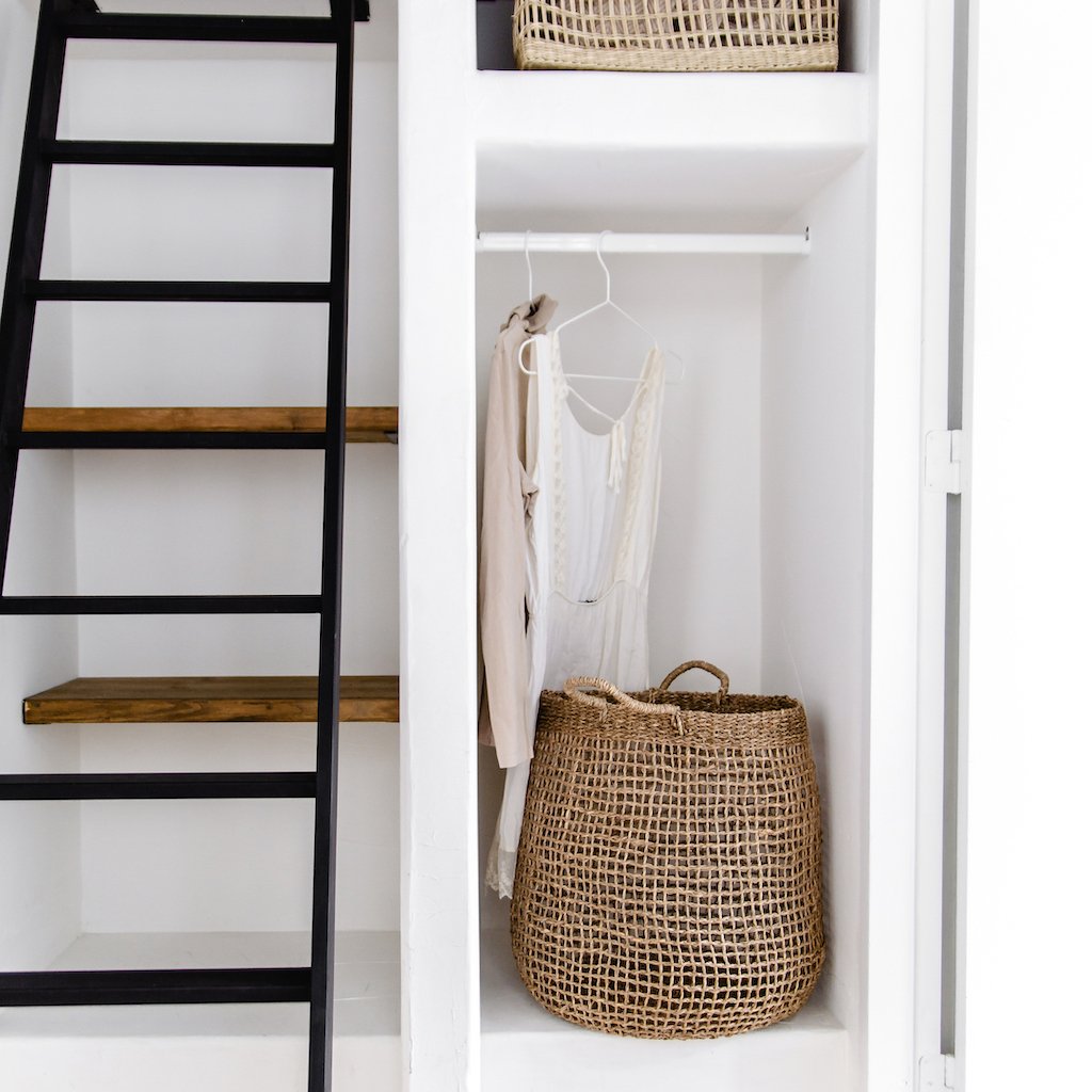 Seegras Korb Alam mit Henkeln im Schlafzimmer als praktischer Aufbewahrungskorb