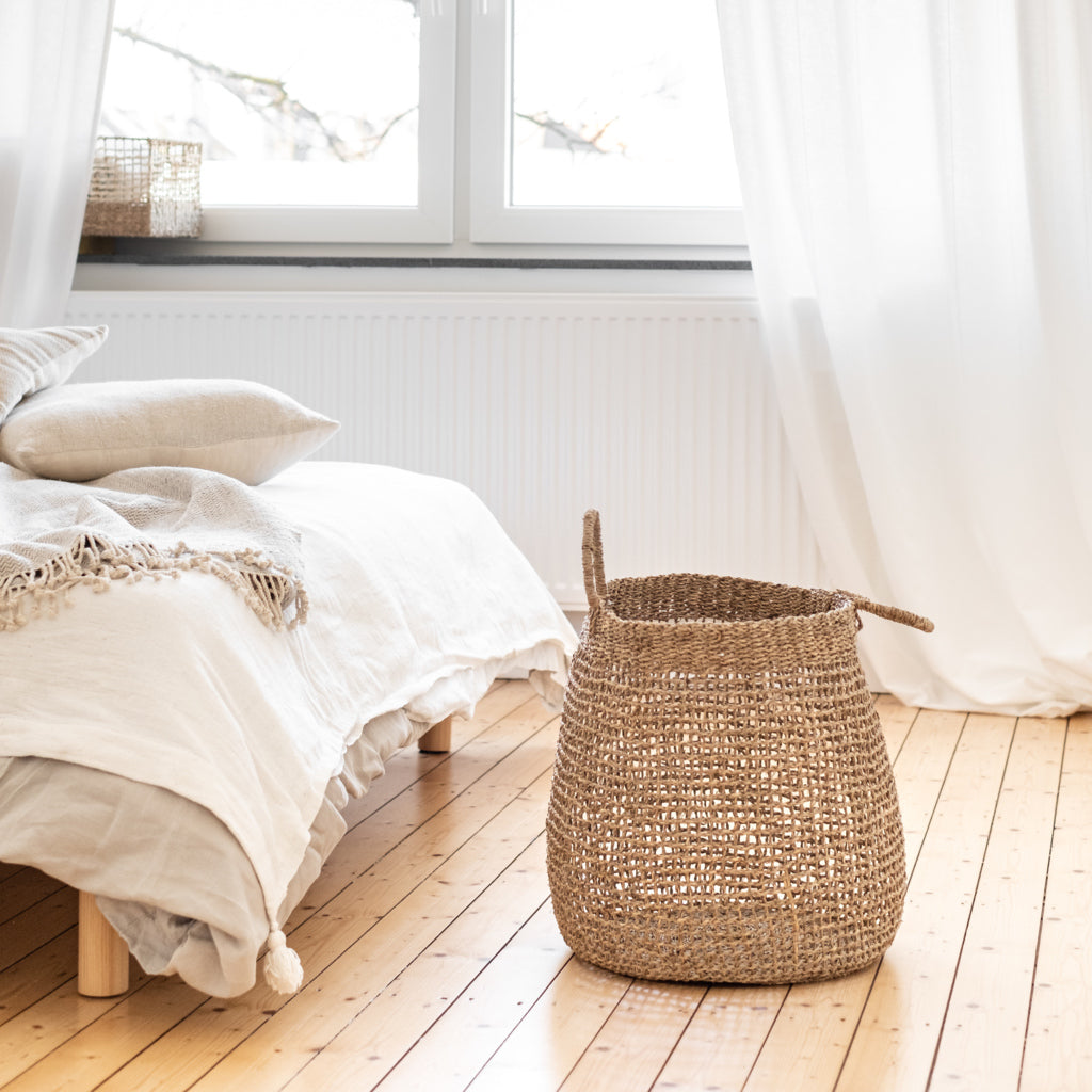 Seegras Korb Alam mit Henkeln im Schlafzimmer als praktischer Aufbewahrungskorb