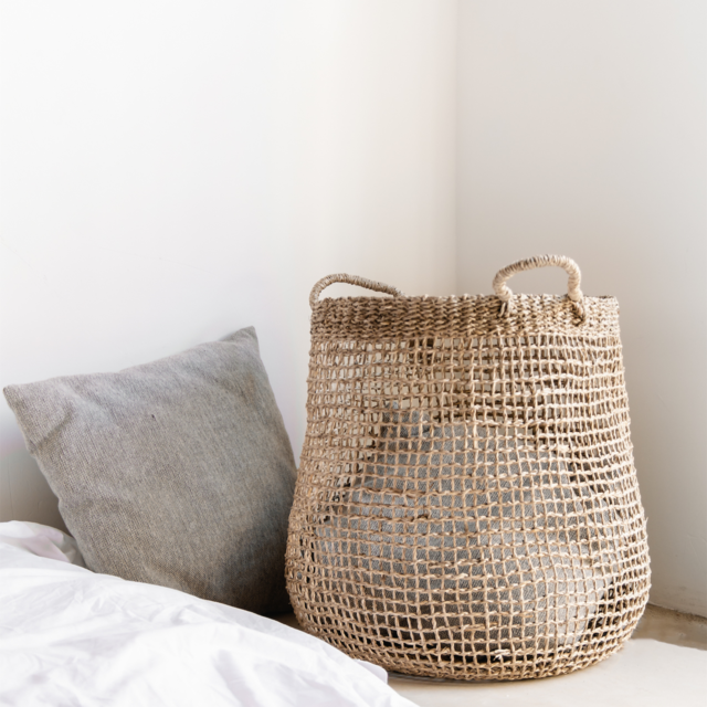 Seegras Korb Alam mit Henkeln im Schlafzimmer als praktischer Aufbewahrungskorb