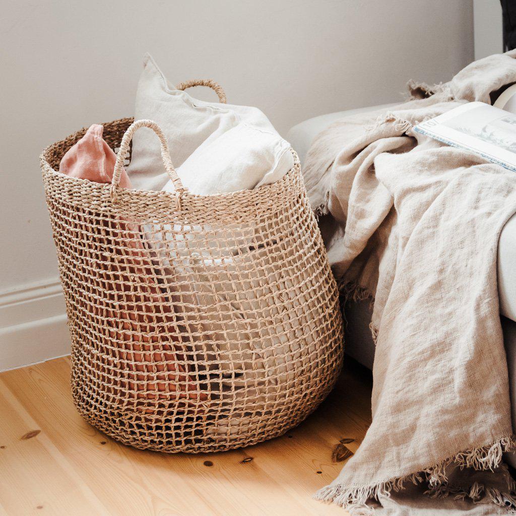 Korb für Decken Alam aus Seegras im Wohnzimmer, ideal für Decken und Kissen