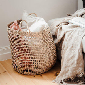 Korb für Decken Alam aus Seegras im Wohnzimmer, ideal für Decken und Kissen