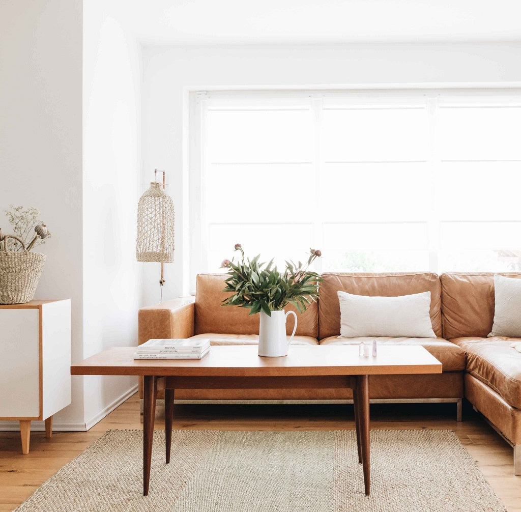 Seegras Teppich im minimalistischen Wohnzimmer mit geflochtenen Körben