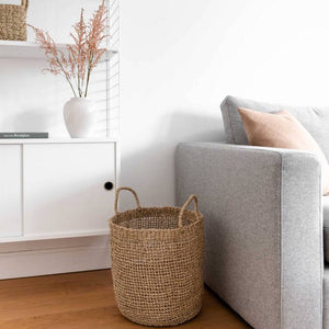 Runder Seegras Korb Mera mit Henkeln im Wohnzimmer