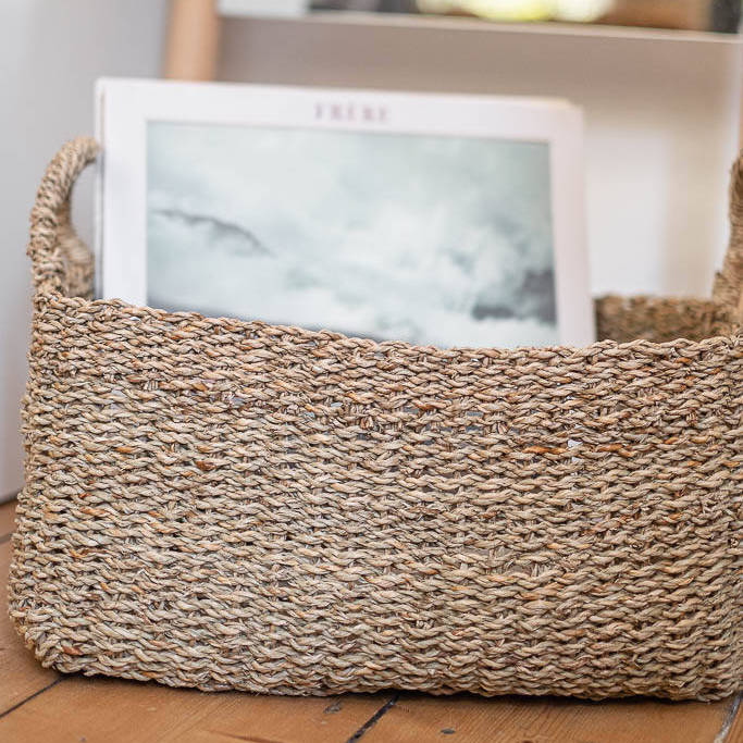 Rechteckiger Korb Pura aus Seegras gefüllt mit Büchern, ideal als Aufbewahrungskorb im Wohnzimmer