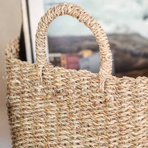 Nahaufnahme des rechteckigen Seegras Korbs Pura mit stabiler Flechtstruktur