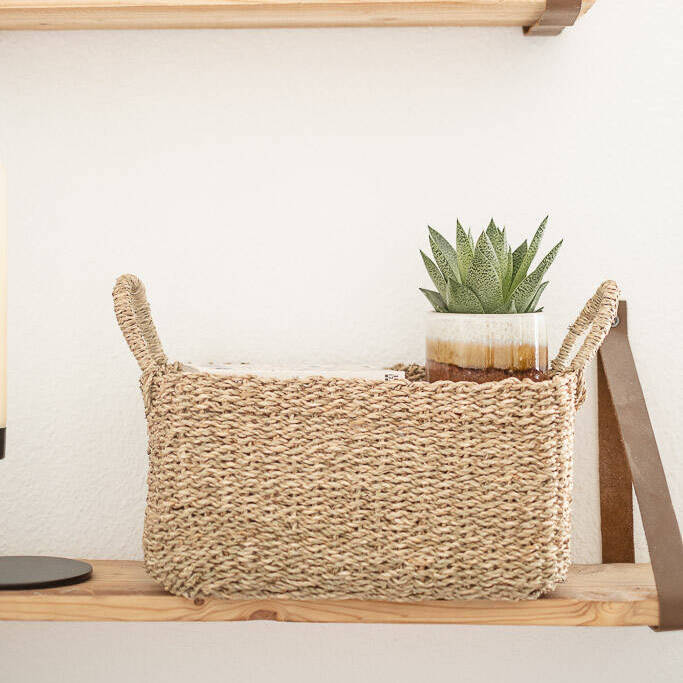 Rechteckiger Seegras Korb Pura im Regal, ideal für Ordnung im Wohnzimmer