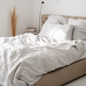 Grau gestreifte Bettwäsche im natürlichen Schlafzimmer