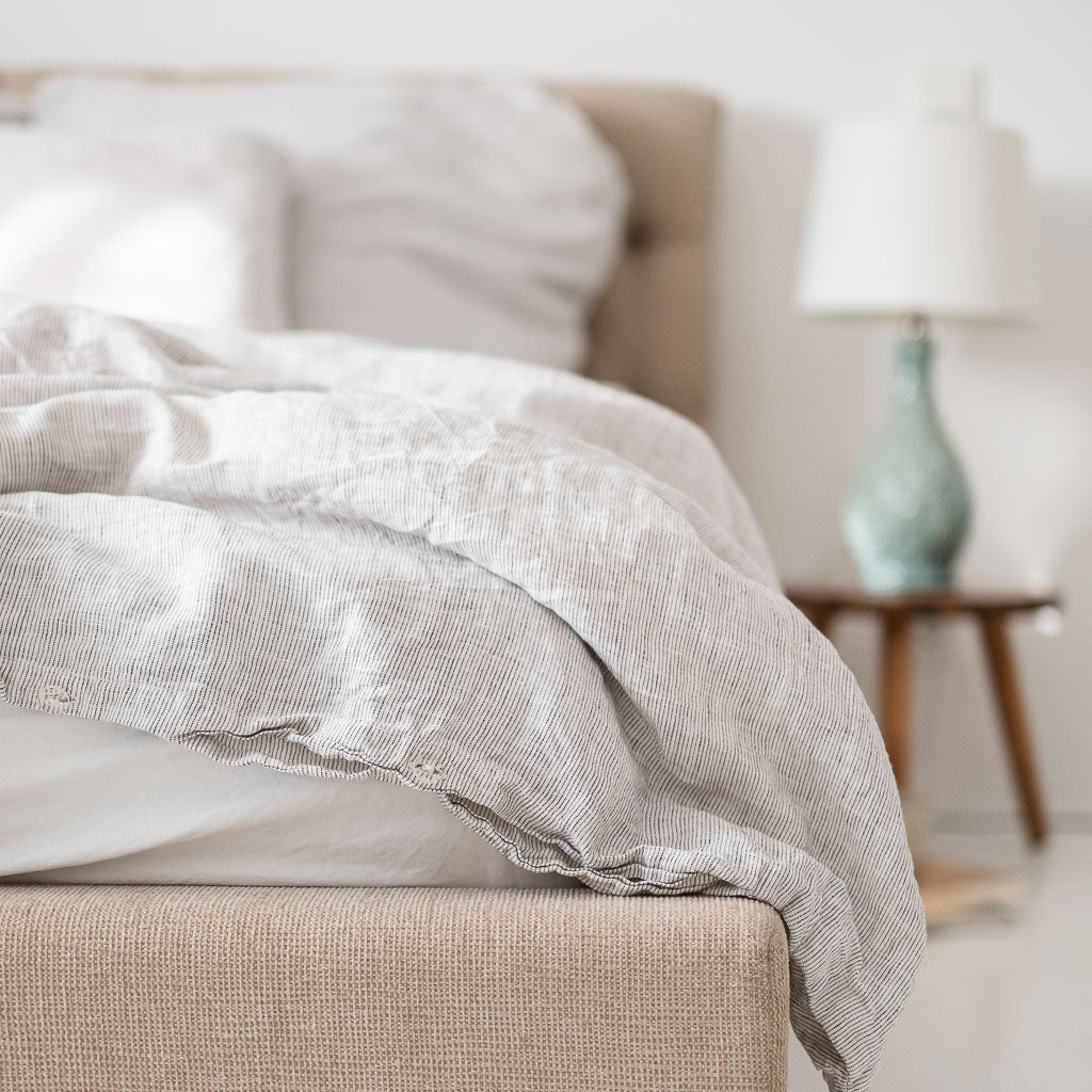 Gemütliche Leinen Bettwäsche grau gestreift