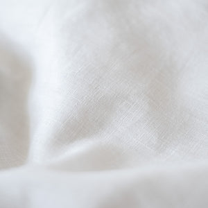 Close up weiße Bettwäsche schlicht