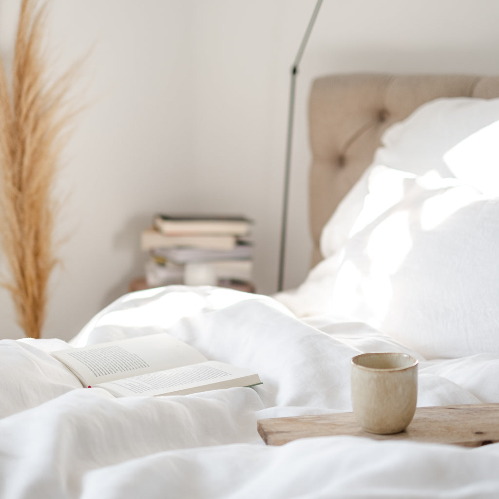 Schlichte Bettwäsche aus Leinen im Boxspringbett, nachhaltig