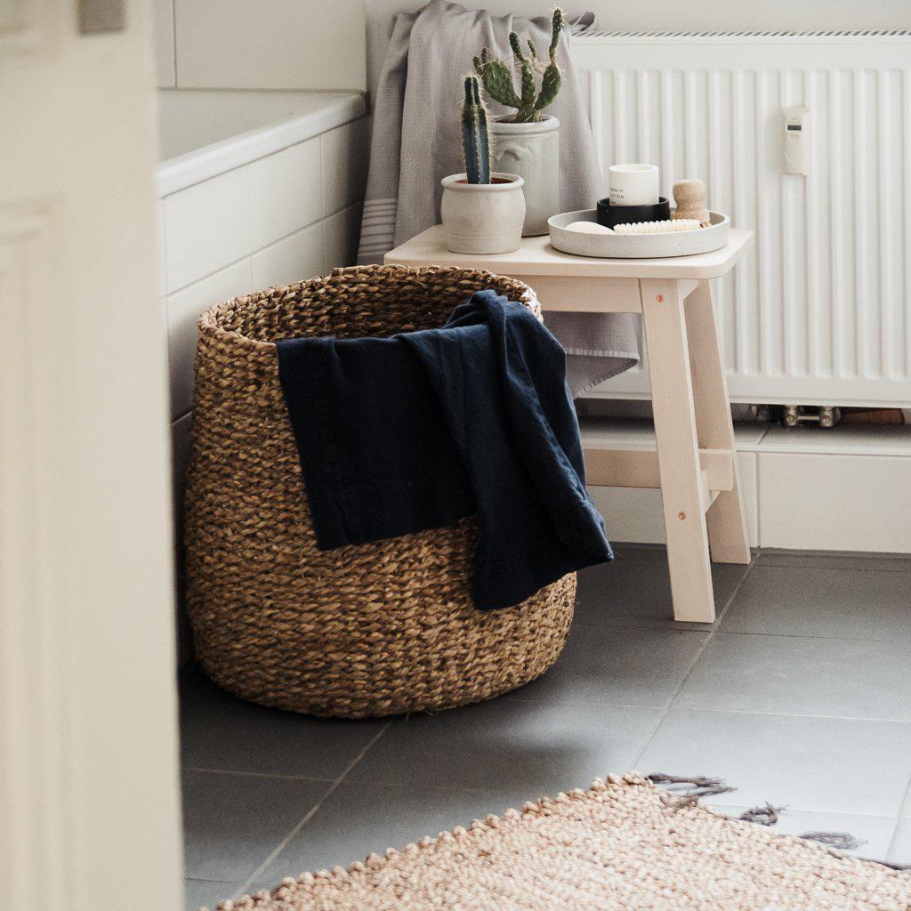 Runder Seegras Korb Mali Lawa als Aufbewahrungskorb im Badezimmer