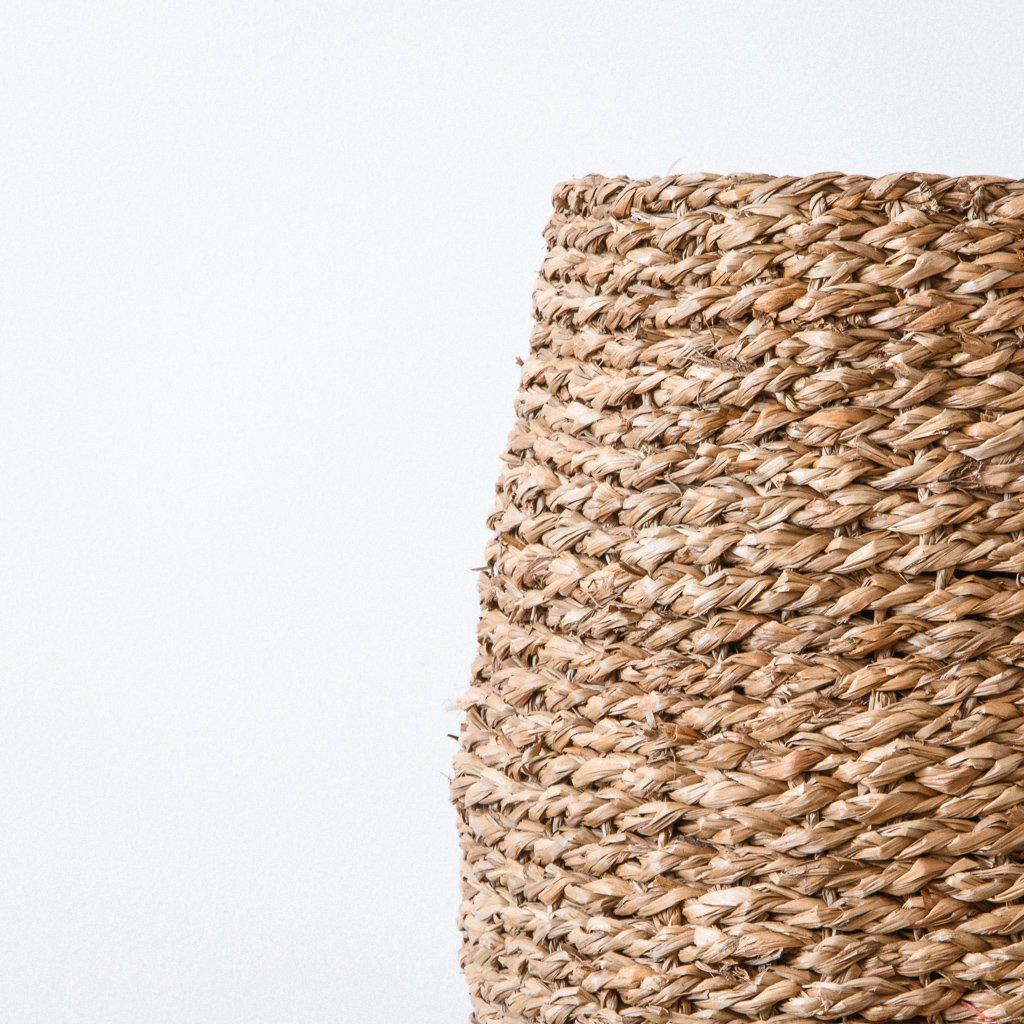 Detailaufnahme des runden Seegras Korbs Mali Lawa, Struktur und Farbton gut erkennbar