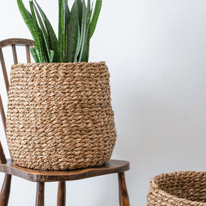 Nahaufnahme der Flechtstruktur vom runden Seegras Korb Mali Lawa