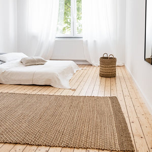 Naturfaser Teppich im minimalistischen Schlafzimmer