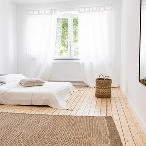 Wäschekorb modern im natürlichen Schlafzimmer