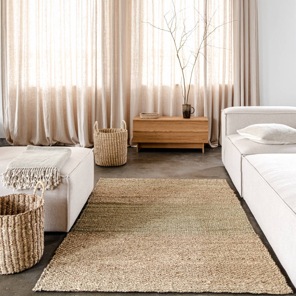 Seegras Teppich im minimalistischen Wohnzimmer mit geflochtenen Körben