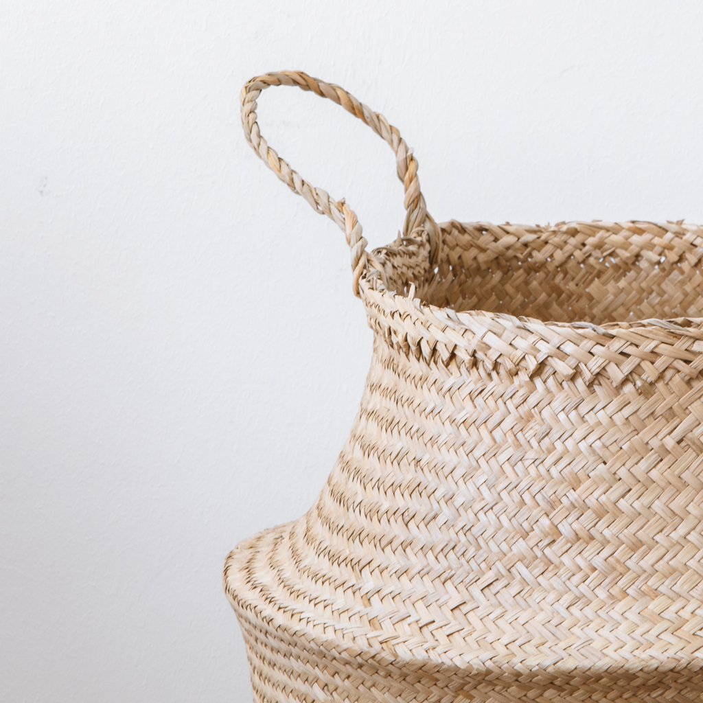 Nahaufnahme: Wäschekorb aus Seegras Kamu zeigt feine Flechtstruktur und handgefertigte Details