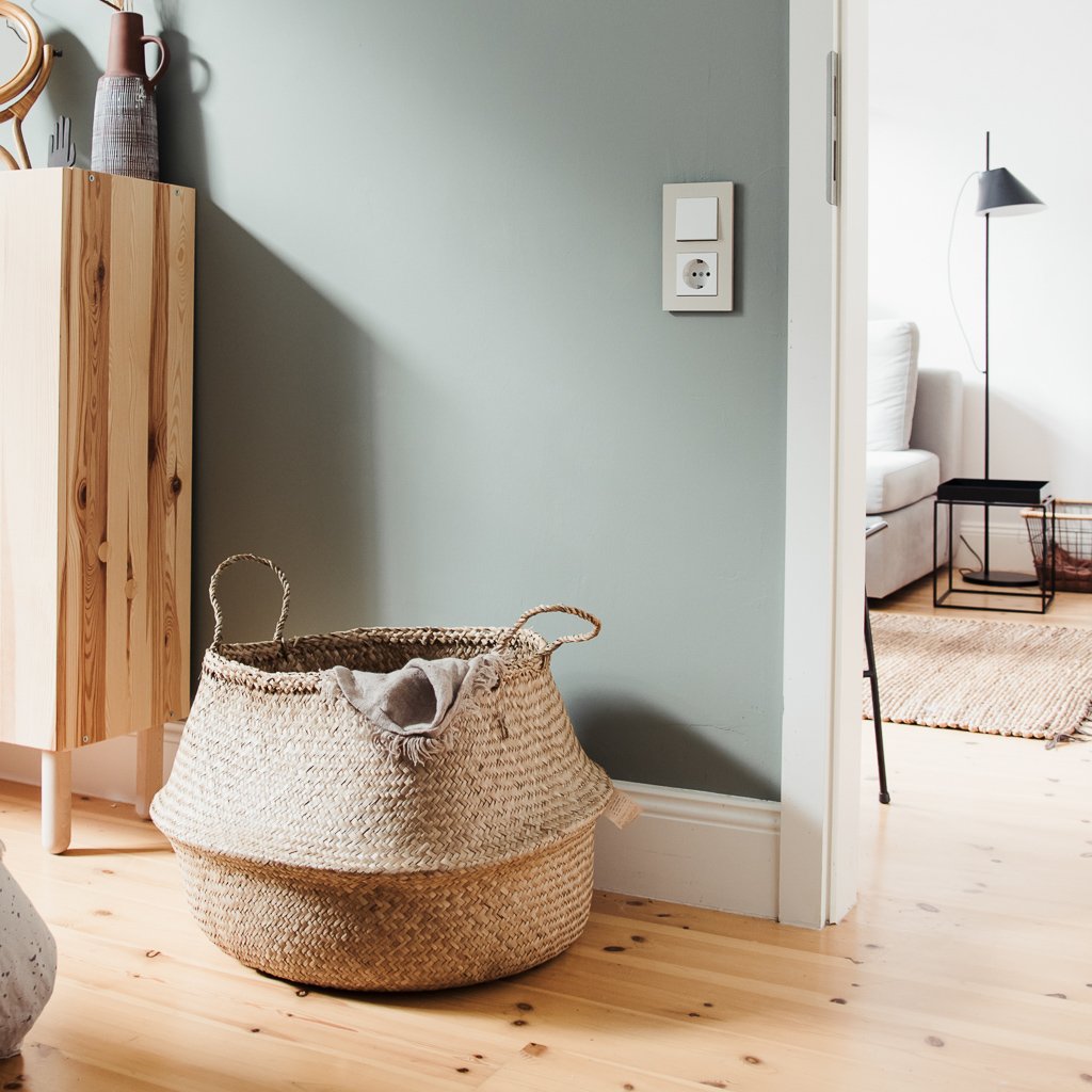 Wäschekorb aus Seegras Kamu im Schlafzimmer